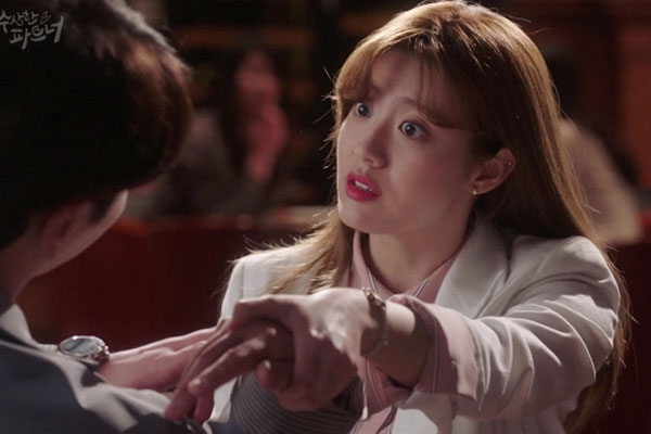 Đi làm xa về thăm nhà, vợ hầm hầm tức giận đưa cho tôi một sợi tóc rồi bế con bỏ đi-1