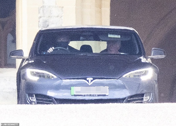 Các thành viên hoàng gia lần đầu tiên xuất hiện trước công chúng sau khi Hoàng tế Philip qua đời với đôi mắt đỏ hoe-2