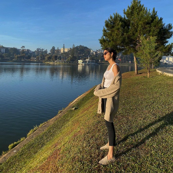 Diện quần đen sẽ giúp chân nhỏ hẳn đi nhưng để trông thật sành điệu chứ không nhàm, chị em hãy học Hà Tăng-2