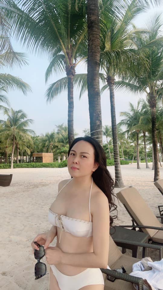 Phượng Chanel khoe vóc dáng quyến rũ trên bãi biển cùng con gái sau khi tuyên bố chia tay Quách Ngọc Ngoan-5