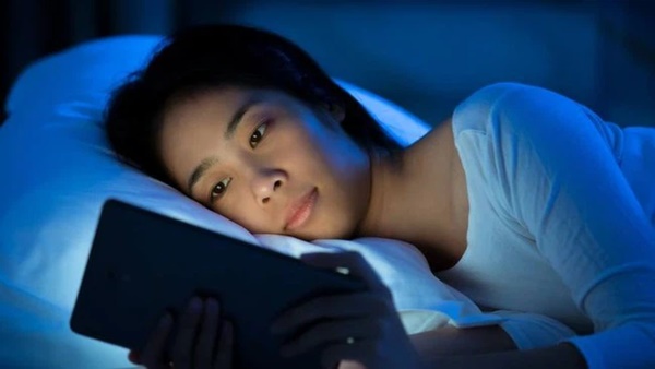4 việc nhiều người làm trước khi đi ngủ gây hại gan hơn cả việc uống rượu bia-2