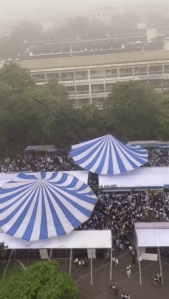 Sân trường ĐH Bách khoa đông nghịt, hàng ngàn học sinh chen chúc trong buổi tư vấn tuyển sinh-2