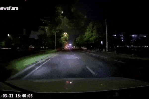 Chơi bóng ở trường, nhóm học sinh bị sét đánh trúng khiến một em tử vong-2