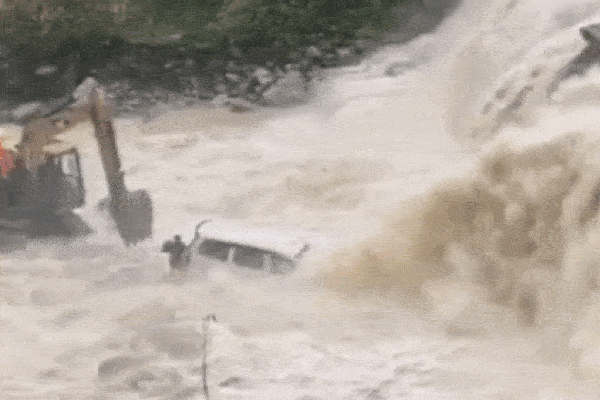 Đường ống nước bất ngờ phun trào, cuốn trôi đồ đạc nhà hàng bên đường-1