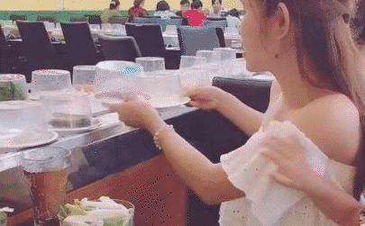 Cô gái bị nhận xét rớt cái nết trên băng chuyền vì hành động kém duyên khi đi ăn lẩu, lời giải thích càng gây phẫn nộ hơn-1