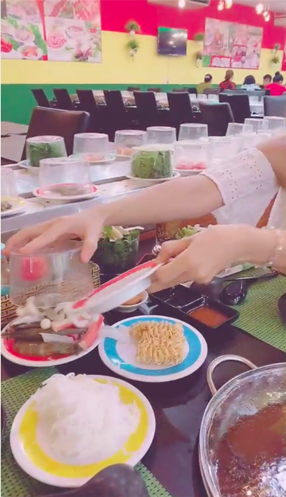 Cô gái bị nhận xét rớt cái nết trên băng chuyền vì hành động kém duyên khi đi ăn lẩu, lời giải thích càng gây phẫn nộ hơn-3