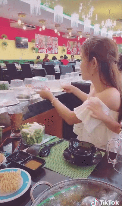 Cô gái bị nhận xét rớt cái nết trên băng chuyền vì hành động kém duyên khi đi ăn lẩu, lời giải thích càng gây phẫn nộ hơn-2