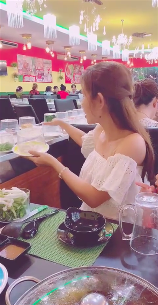 Cô gái bị nhận xét rớt cái nết trên băng chuyền vì hành động kém duyên khi đi ăn lẩu, lời giải thích càng gây phẫn nộ hơn-4