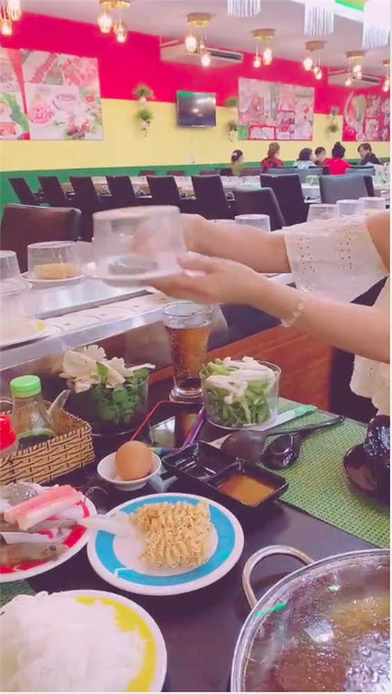 Cô gái bị nhận xét rớt cái nết trên băng chuyền vì hành động kém duyên khi đi ăn lẩu, lời giải thích càng gây phẫn nộ hơn-5
