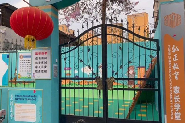 Thấy con trai đi ngoài ra máu, bố mẹ đưa đến gặp bác sĩ rồi tá hỏa khi nhìn cảnh rợn người trong bụng con-4