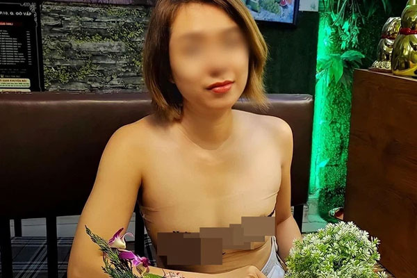 Người phụ nữ thích mặc đồ thả rông vượt kỷ lục của chính mình, đi với con mà diện chiếc quần hở nguyên cả vòng 3 ở cầu Tình yêu - Đà Nẵng-5