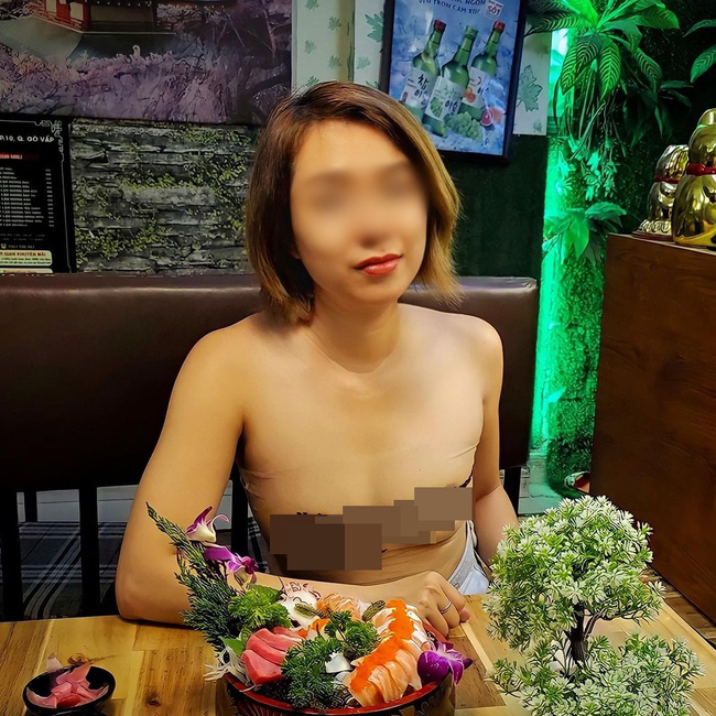 Người phụ nữ ở Sài Gòn từng gây bão vì để ngực trần đưa gia đình đi khắp nơi tiếp tục bị chỉ trích vì mặc áo màu da lộ rõ vòng 1 đi ăn hàng-2