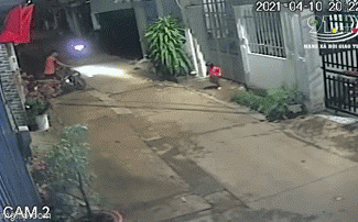 Kinh hoàng xe máy đâm rồi chèn bánh qua người bé gái 3 tuổi: Bài học đau lòng cho các bậc phụ huynh-1