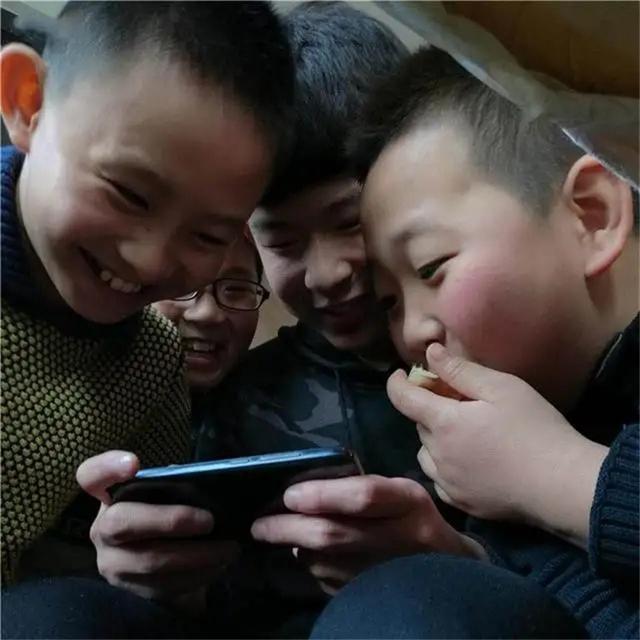 3 dấu hiệu trên ĐTDĐ cho thấy con bạn đang lén lút xem trang web xấu, bố mẹ cần biết để kịp thời hướng dẫn trẻ-1