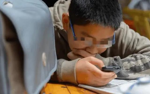 3 dấu hiệu trên ĐTDĐ cho thấy con bạn đang lén lút xem trang web xấu, bố mẹ cần biết để kịp thời hướng dẫn trẻ-4