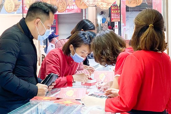 Giá vàng hôm nay 12/4: Áp lực từ USD, vàng giảm giá