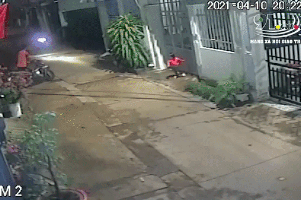Clip: Bé gái chạy băng qua đường bị xe máy đâm văng xa nhiều mét nằm gục tại chỗ ngay trước cổng nhà-1