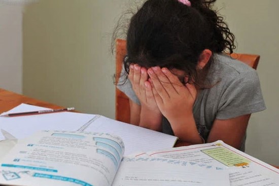 Cậu bé 7 tuổi bị ép học đến mức tím bầm người, đột tử trên bàn học, lời nhắn nhủ cuối cùng khiến gia đình ân hận cả đời