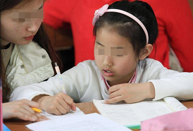 Cậu bé 7 tuổi bị ép học đến mức tím bầm người, đột tử trên bàn học, lời nhắn nhủ cuối cùng khiến gia đình ân hận cả đời-2