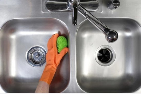 Đổ lon bia vào bồn rửa bát, bạn sẽ phát hiện ra điều thú vị