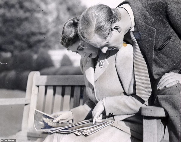 Bức ảnh Một lần gặp gỡ, trọn đời bên nhau của Nữ hoàng Anh và Hoàng tế Philip được lan truyền trên mạng, chỉ một ánh mắt đã nói lên tất cả-2