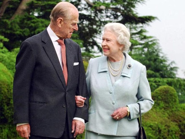 Bức ảnh Một lần gặp gỡ, trọn đời bên nhau của Nữ hoàng Anh và Hoàng tế Philip được lan truyền trên mạng, chỉ một ánh mắt đã nói lên tất cả-4