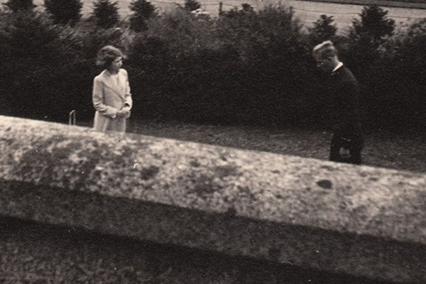 Bức hình Nữ hoàng Anh cười khúc khích với Hoàng tế Philip đang gây bão MXH cùng câu chuyện ngỡ ngàng phía sau-3