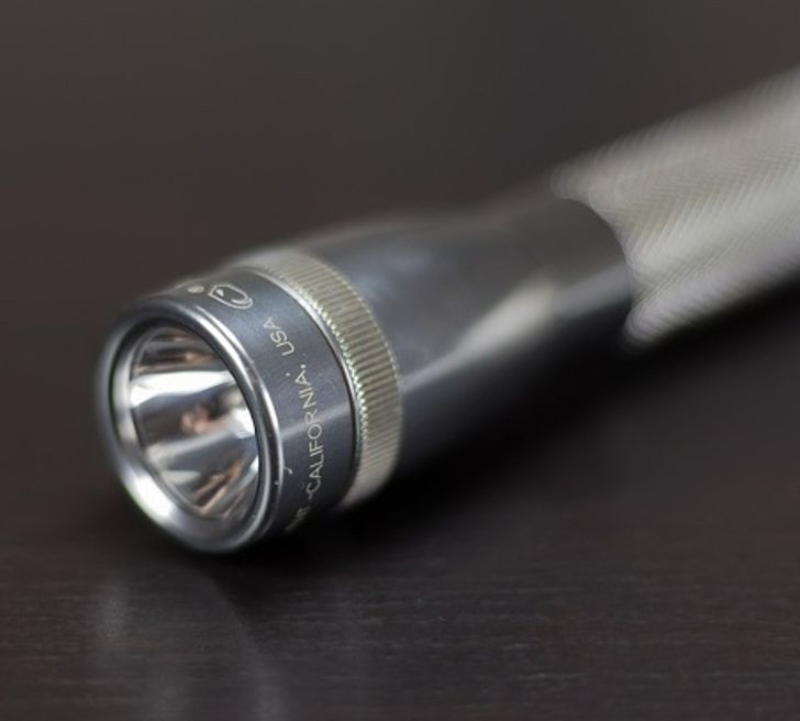 Cách thoát hiểm khi bị kẹt trong thang máy-2