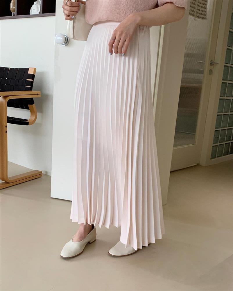 Hè đến chăm diện váy vóc nhưng lười đi giày cao gót thì bạn cứ mix cùng 4 kiểu giày bệt này là chuẩn đẹp-7