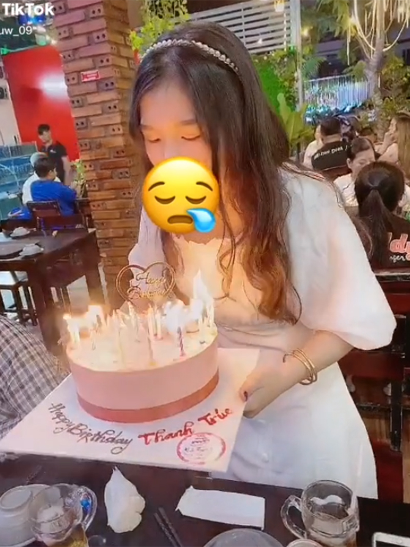 Clip: Cô gái đang thổi bánh kem thì lửa bén vào tóc rồi bùng cháy, sinh nhật năm nay có mùi... hơi khét-1