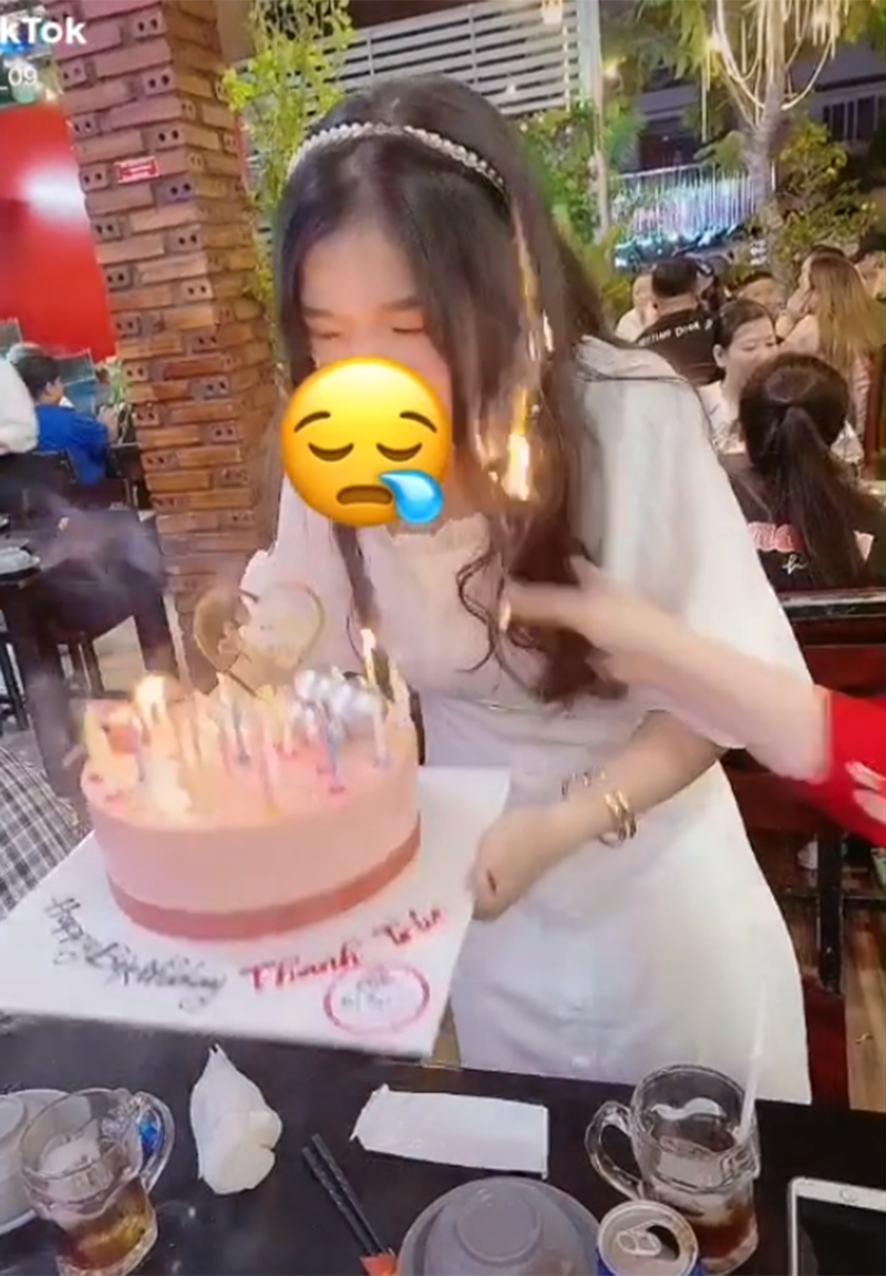 Clip: Cô gái đang thổi bánh kem thì lửa bén vào tóc rồi bùng cháy, sinh nhật năm nay có mùi... hơi khét-2