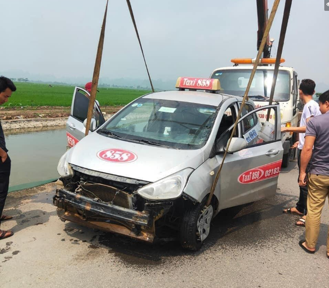 Tưởng đâu phát hiện chiếc tàu ngầm ngay dưới mương nước, cho tới khi có cánh tay thò lên mới hay sự thật bất ngờ!-5