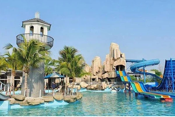 TP.HCM: Cây xanh ngã đổ ra đường, đè trúng tài xế Gojek đang chở khách nữ lưu thông-5