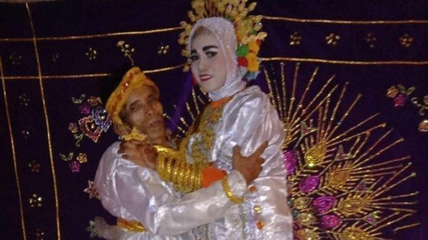 Cầu hôn người mẹ nhưng bị từ chối vì già và xấu, ông lão cưới luôn con gái 19 tuổi của crush-1