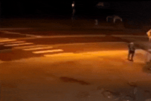 Xe máy vượt đèn đỏ tông vào xe tải rồi bốc cháy ở Ấn Độ