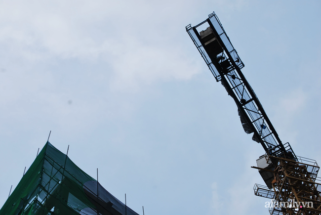 Hà Nội: Cục bê tông rơi từ tòa nhà đang xây dựng phang vỡ bốt bảo vệ khu chung cư bên cạnh, suýt trúng đầu cư dân-6