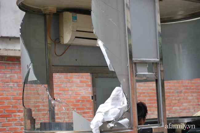 Hà Nội: Cục bê tông rơi từ tòa nhà đang xây dựng phang vỡ bốt bảo vệ khu chung cư bên cạnh, suýt trúng đầu cư dân-5