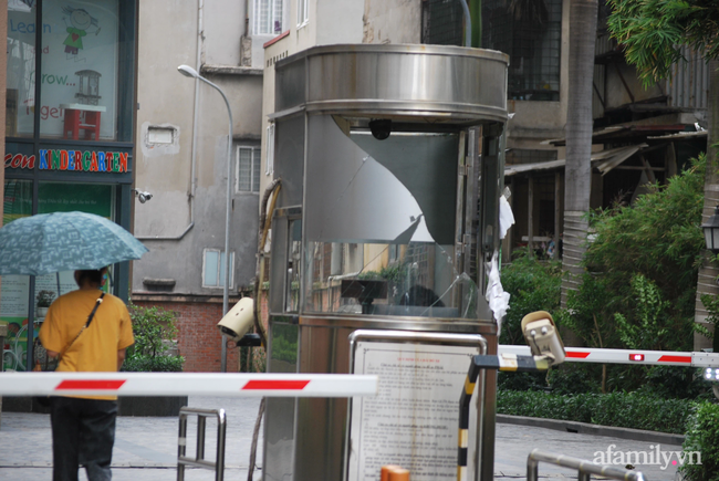 Hà Nội: Cục bê tông rơi từ tòa nhà đang xây dựng phang vỡ bốt bảo vệ khu chung cư bên cạnh, suýt trúng đầu cư dân-4