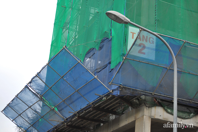 Hà Nội: Cục bê tông rơi từ tòa nhà đang xây dựng phang vỡ bốt bảo vệ khu chung cư bên cạnh, suýt trúng đầu cư dân-3