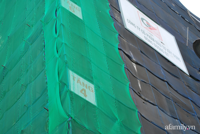 Hà Nội: Cục bê tông rơi từ tòa nhà đang xây dựng phang vỡ bốt bảo vệ khu chung cư bên cạnh, suýt trúng đầu cư dân-1