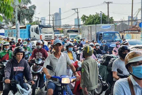 TP.HCM: Xe container tông nát ô tô 7 chỗ, hàng nghìn phương tiện đứng chôn chân nhiều giờ vì ùn tắc