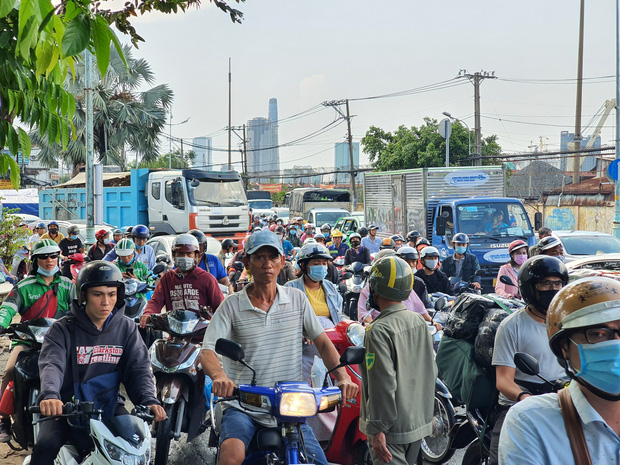 TP.HCM: Xe container tông nát ô tô 7 chỗ, hàng nghìn phương tiện đứng chôn chân nhiều giờ vì ùn tắc-3