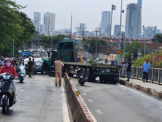 TP.HCM: Xe container tông nát ô tô 7 chỗ, hàng nghìn phương tiện đứng chôn chân nhiều giờ vì ùn tắc-1
