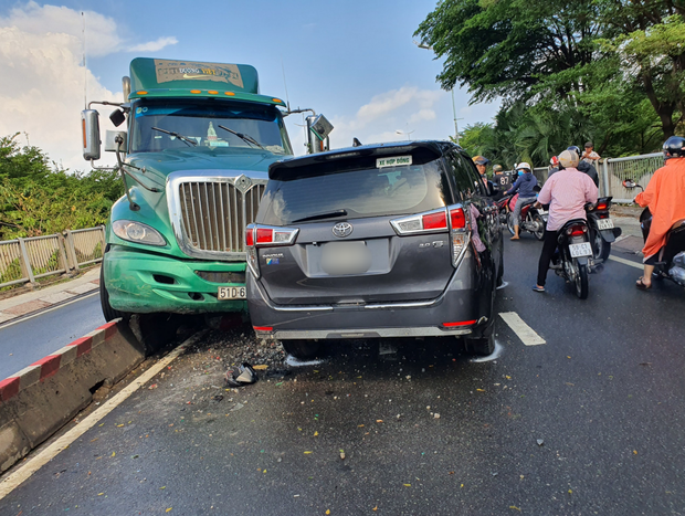 TP.HCM: Xe container tông nát ô tô 7 chỗ, hàng nghìn phương tiện đứng chôn chân nhiều giờ vì ùn tắc-2