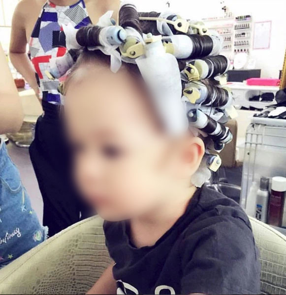 Cha mẹ làm điệu, uốn xoăn tóc cho con: Chuyên gia cảnh báo không chỉ ảnh hưởng sức khỏe mà còn gây sang chấn tâm lý-2