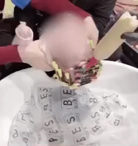 Cha mẹ làm điệu, uốn xoăn tóc cho con: Chuyên gia cảnh báo không chỉ ảnh hưởng sức khỏe mà còn gây sang chấn tâm lý-1