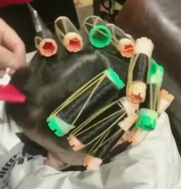 Cha mẹ làm điệu, uốn xoăn tóc cho con: Chuyên gia cảnh báo không chỉ ảnh hưởng sức khỏe mà còn gây sang chấn tâm lý-4