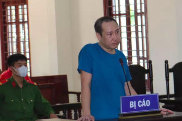 Thấy cửa nhà bị 1 chiếc xe máy chắn ngang, cô gái đã có pha xử lý khiến dân mạng tranh cãi gay gắt để dắt xe mình vào-2