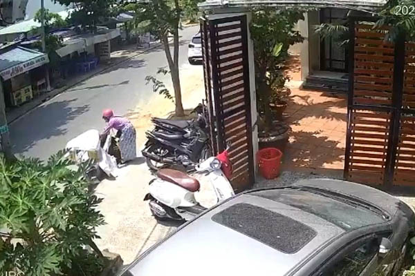 Tông mạnh vào xe buýt đang quay đầu, nam thanh niên ngã ra giữa đường nằm co giật khiến nhiều người hoảng sợ-2