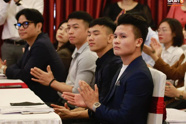 Lộ hint hẹn hò của Quang Hải và bạn gái hơn 3 tuổi: Check-in chung chỗ, đằng gái còn viết caption thả thính rợp trời-3